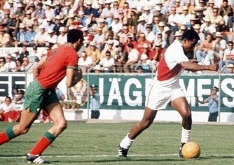 Hugo Sotil peleando un balon con el bulgaro Ivan Davidov