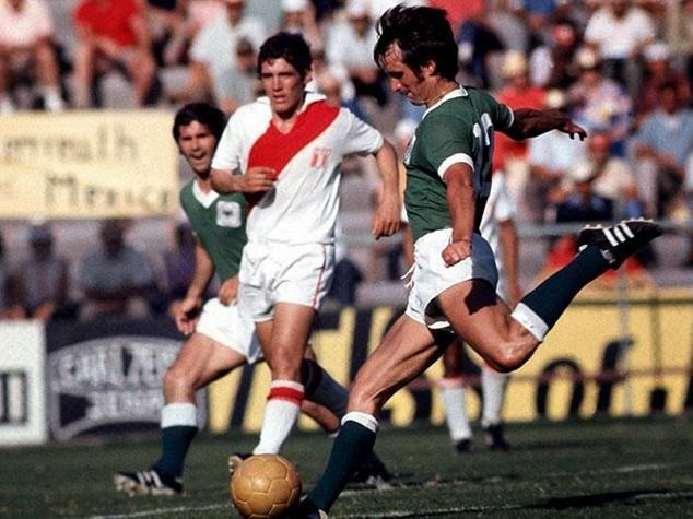 Ramon Mifflin marcando a Franz Beckenbauer
