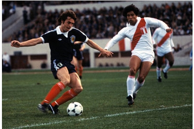 Hugo Sotil peleando un balon con el bulgaro Ivan Davidov