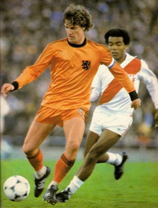 Hugo Sotil peleando un balon con el bulgaro Ivan Davidov