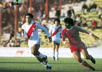 Hugo Sotil peleando un balon con el bulgaro Ivan Davidov